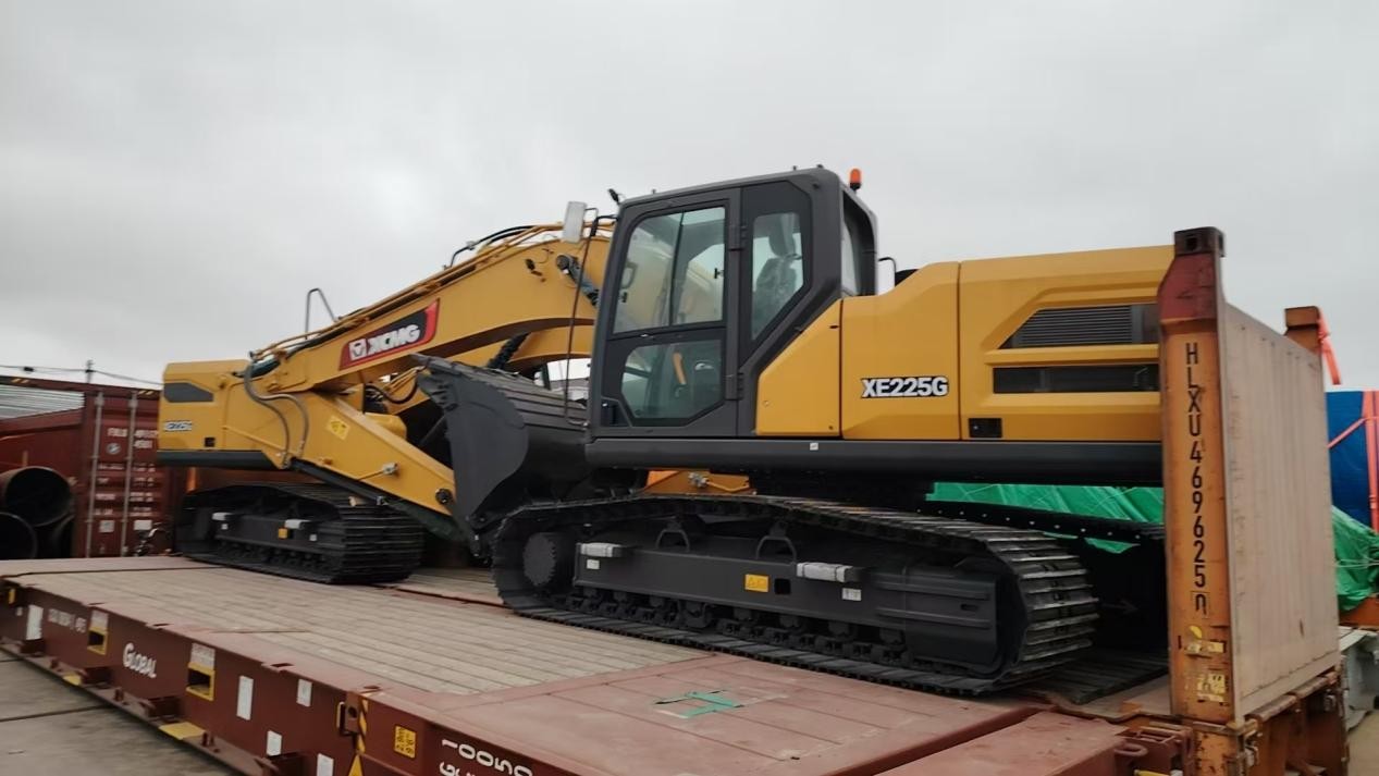 ¡Entrega doble! Excavadoras XCMG XE225G rumbo al puerto de Guayaquil, Ecuador.