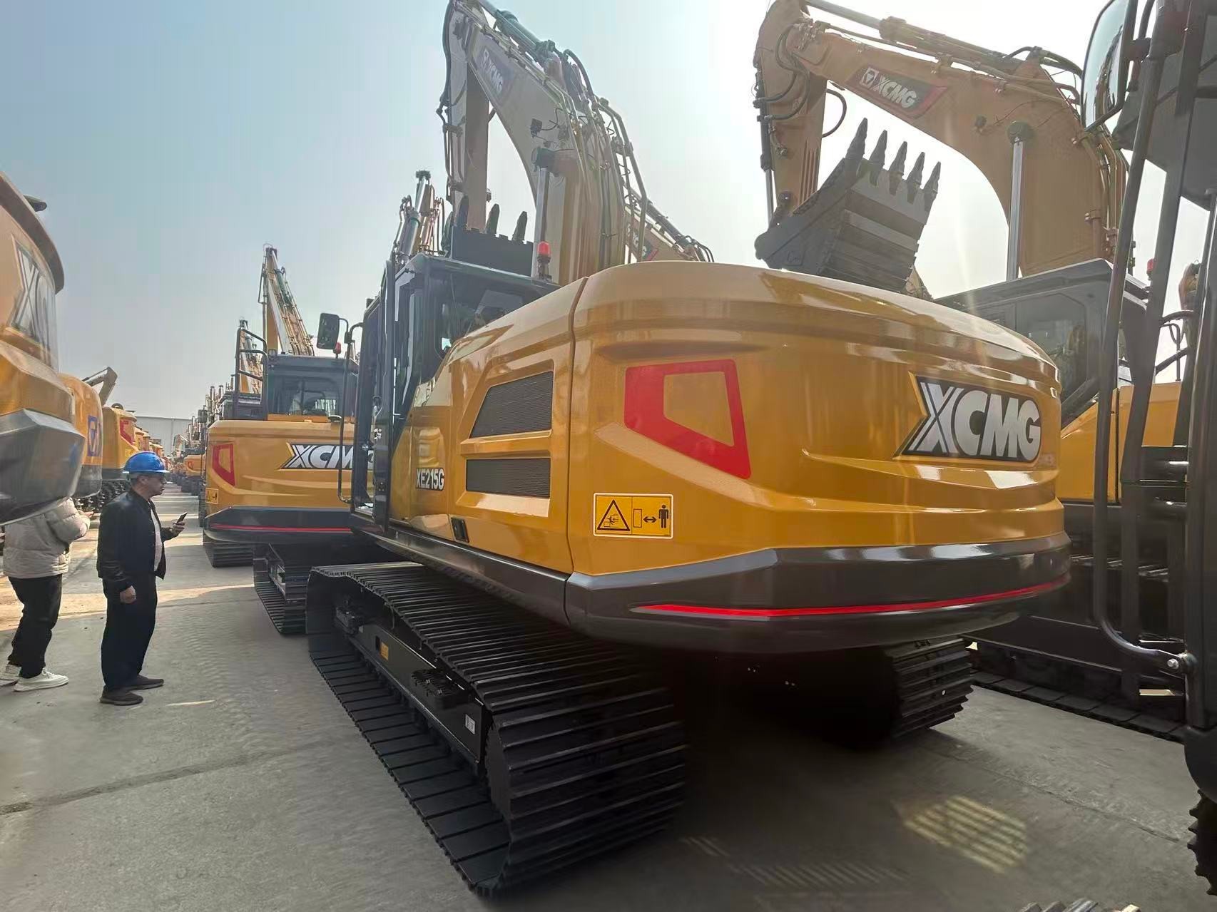 Clientes de Cuenca, Ecuador visitan la fábrica de XCMG para inspeccionar excavadoras XE215G