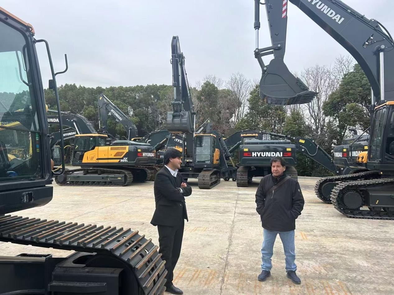 Clientes peruanos visitan para inspeccionar toda la gama de excavadoras Hyundai, presenciando la calidad global