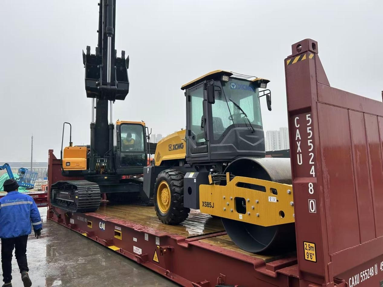 Envío del rodillo XCMG XS85J y la excavadora Hyundai R215VS a Colombia, impulsando la construcción de carreteras en Sudamérica
